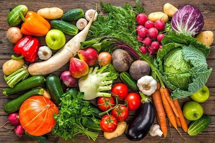 O farfurie cu alimente care susțin sănătatea intestinului